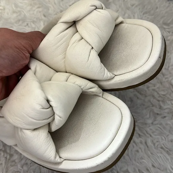 275 Central Igor White Sandals 7.5