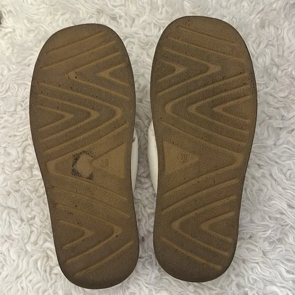 275 Central Igor White Sandals 7.5