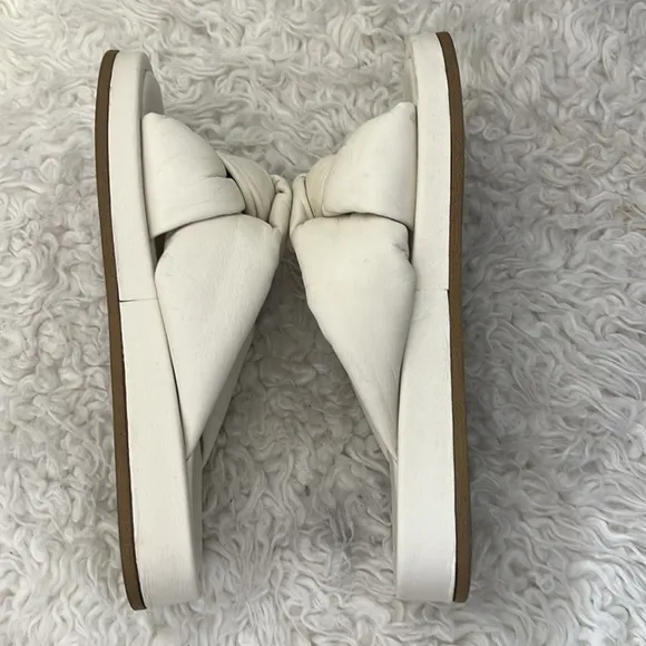 275 Central Igor White Sandals 7.5