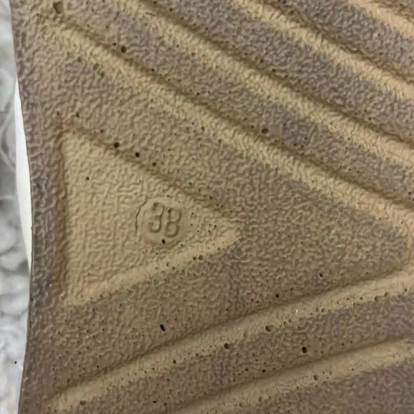 275 Central Igor White Sandals 7.5