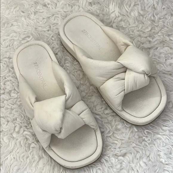 275 Central Igor White Sandals 7.5