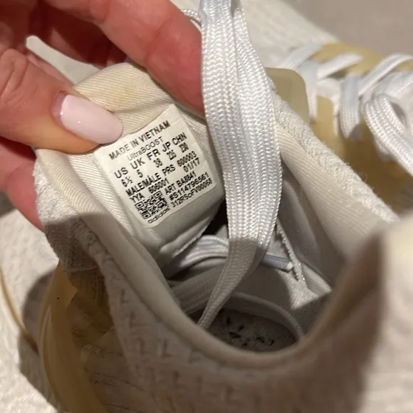 Adidas women ultra boost size 6.5 white fabrics sneakers fitness workout shoes