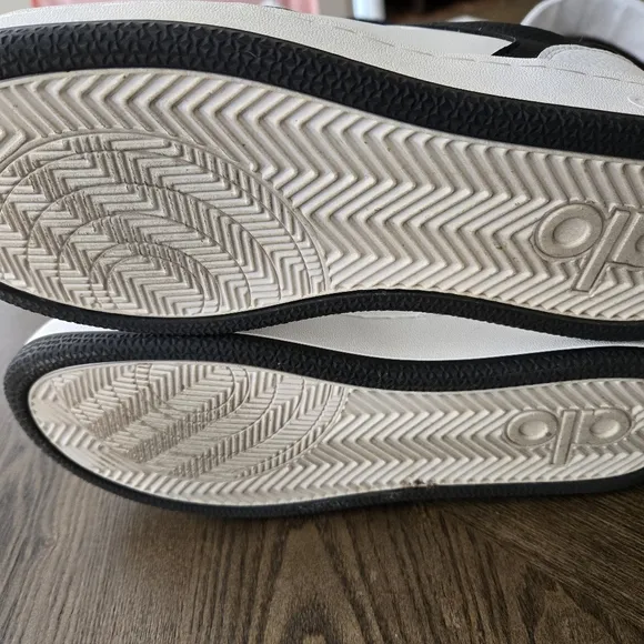 Alo Yoga Recovery Mode Sneaker Shoes in White and Black sz Women 9.5 or Men 8