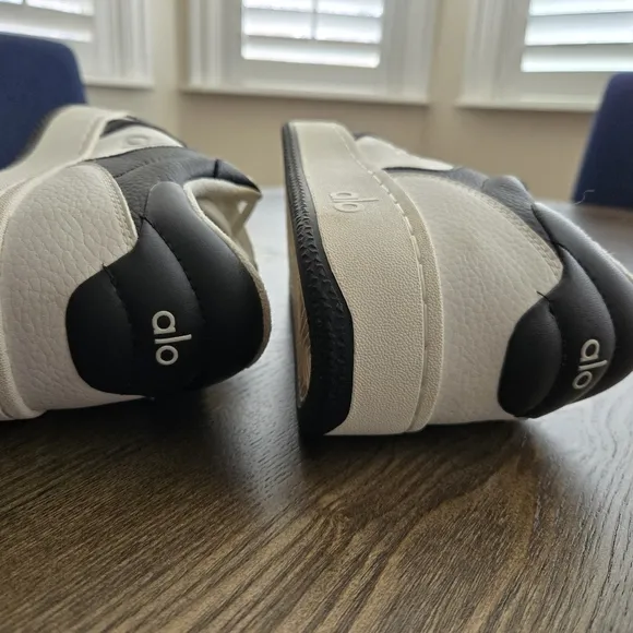 Alo Yoga Recovery Mode Sneaker Shoes in White and Black sz Women 9.5 or Men 8