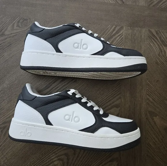 Alo Yoga Recovery Mode Sneaker Shoes in White and Black sz Women 9.5 or Men 8