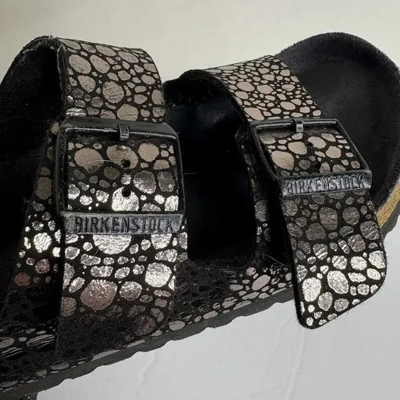Birkenstock Arizona Women’s 38 (7) Black And Silver Pebble Print Sandals Comfort