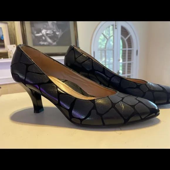 Black giraffe print leather pumps