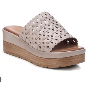 Carmela Raquel Ice Gray slide wedge heel sandals platform leather comfort Sz 6