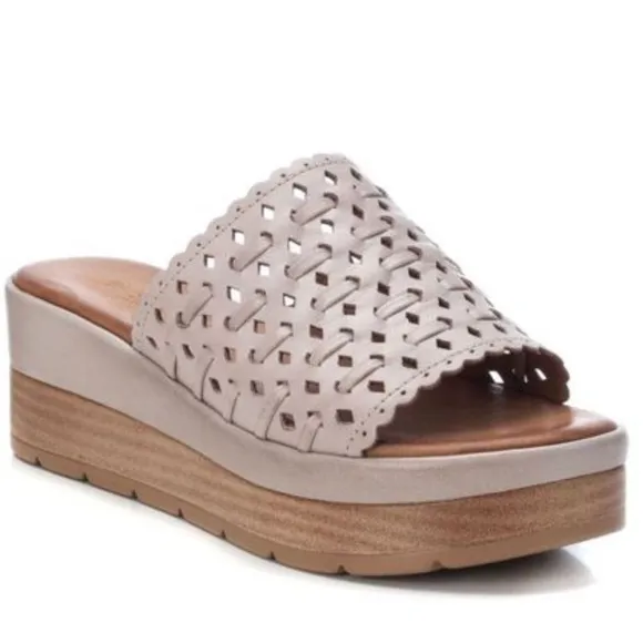Carmela Raquel Ice Gray slide wedge heel sandals platform leather comfort Sz 6