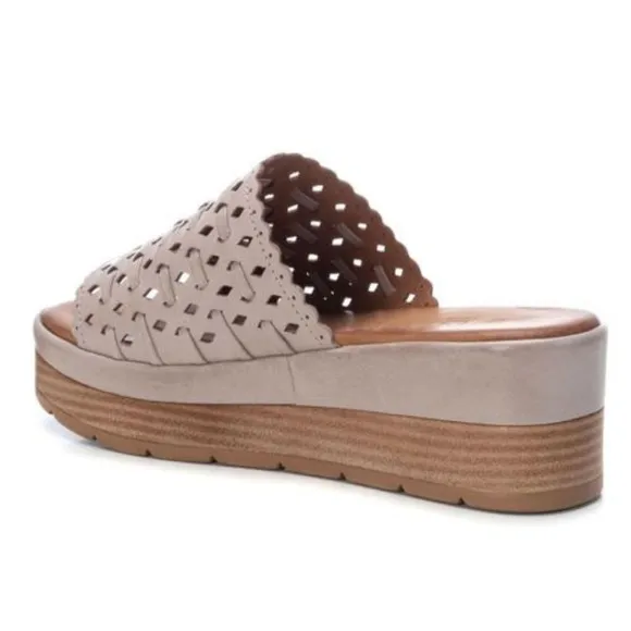 Carmela Raquel Ice Gray slide wedge heel sandals platform leather comfort Sz 6