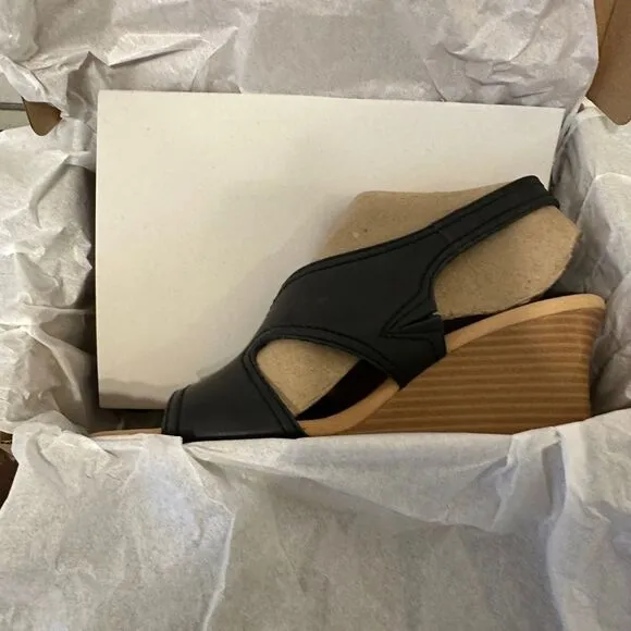 Clarks Black Women's Wedge leather Sandals in black size 7, brand new
