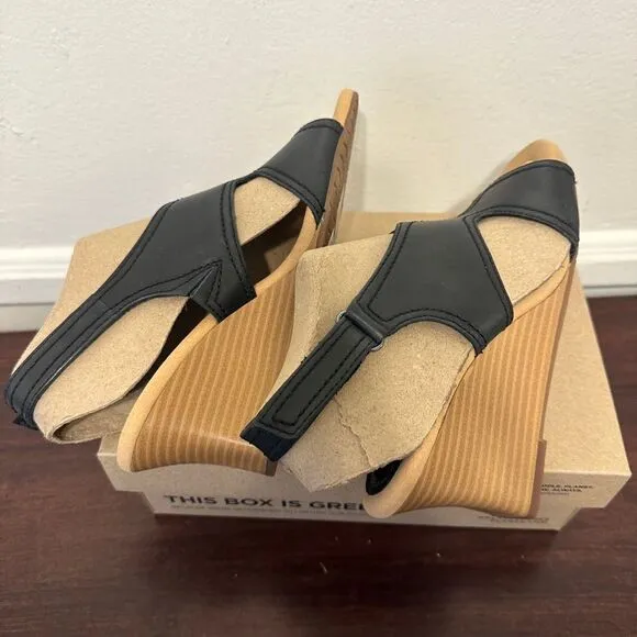 Clarks Black Women's Wedge leather Sandals in black size 7, brand new