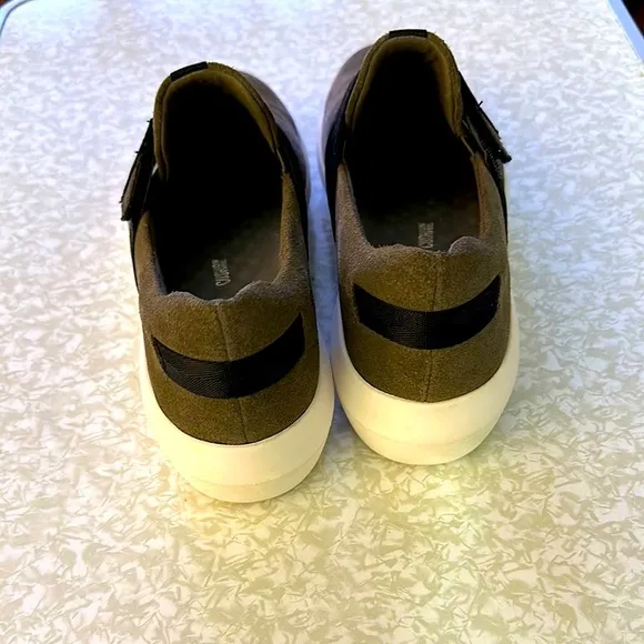 Clarks Ultimate Comfort Olive Green Slip-On Sneaker Flats / Black Straps sz 9