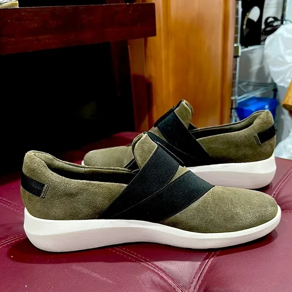 Clarks Ultimate Comfort Olive Green Slip-On Sneaker Flats / Black Straps sz 9