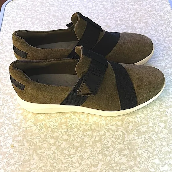 Clarks Ultimate Comfort Olive Green Slip-On Sneaker Flats / Black Straps sz 9