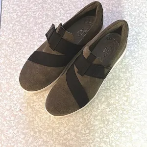 Clarks Ultimate Comfort Olive Green Slip-On Sneaker Flats / Black Straps sz 9