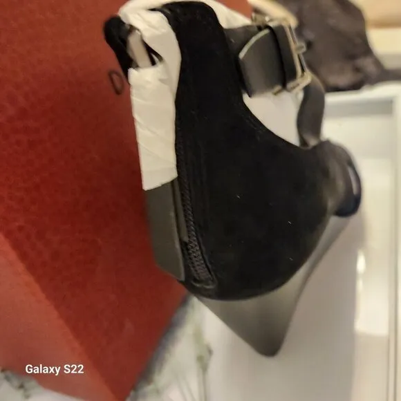 Donald J Pliner SILA 2 Black Wedge Sandals. NIB. Size: various