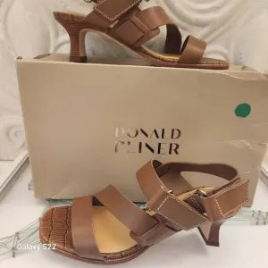Donald Pliner &quot;Kamele&quot;  Vachetta Leather sandals. NIB. Size 6
