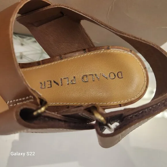 Donald Pliner &quot;Kamele&quot;  Vachetta Leather sandals. NIB. Size 6