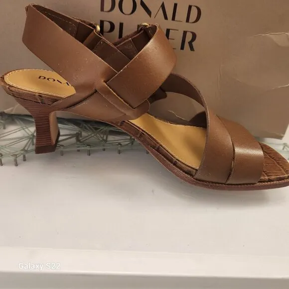 Donald Pliner &quot;Kamele&quot;  Vachetta Leather sandals. NIB. Size 6
