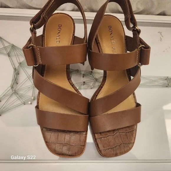 Donald Pliner &quot;Kamele&quot;  Vachetta Leather sandals. NIB. Size 6