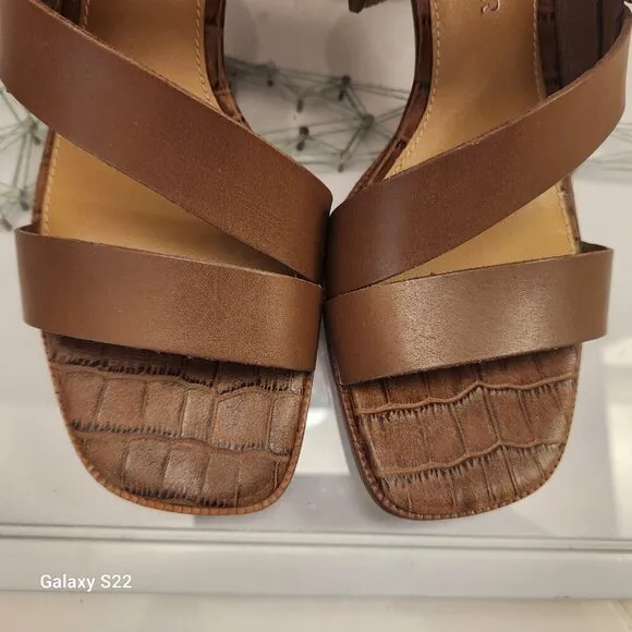 Donald Pliner &quot;Kamele&quot;  Vachetta Leather sandals. NIB. Size 6