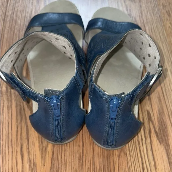 Earth Women's Navy Sandals