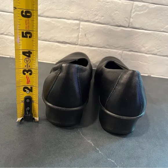 Ecco sz 40 US 9.5 Felicia black leather slip on loafers
