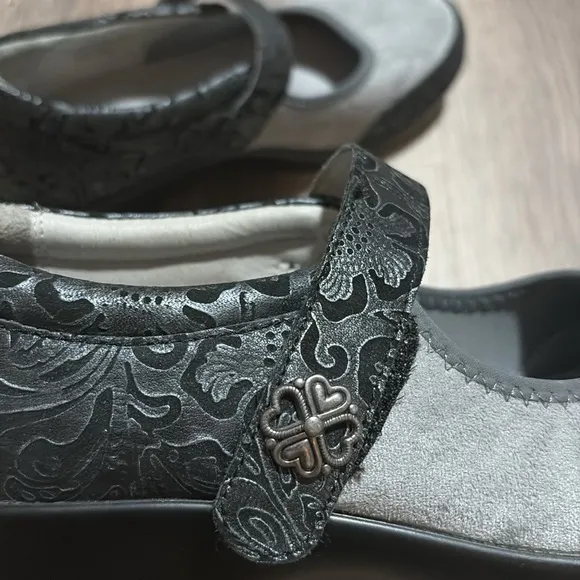 Elegant Gray and Black Women's Shoes