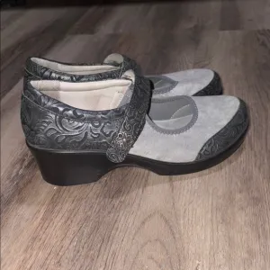 Elegant Gray and Black Women's Shoes