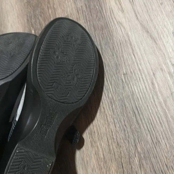 Elegant Gray and Black Women's Shoes