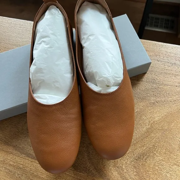 Everlane Tan Leather Flats Minimalist Design