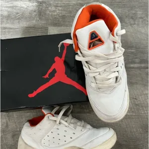 Jordan Melo 5.5 Low (GS) Kids style#313607 101 size 7Y white/orange &quot;vintage&quot;