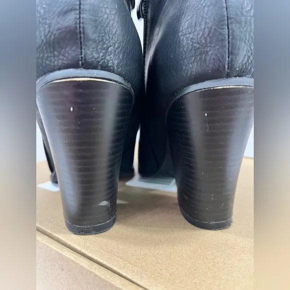 Journee Collection Womens Vally Stacked Heel Booties. Size: 6.5. Color:Black