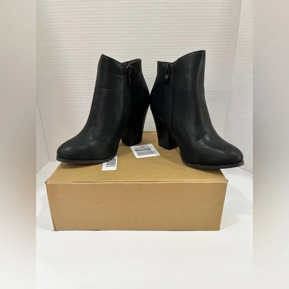 Journee Collection Womens Vally Stacked Heel Booties. Size: 6.5. Color:Black