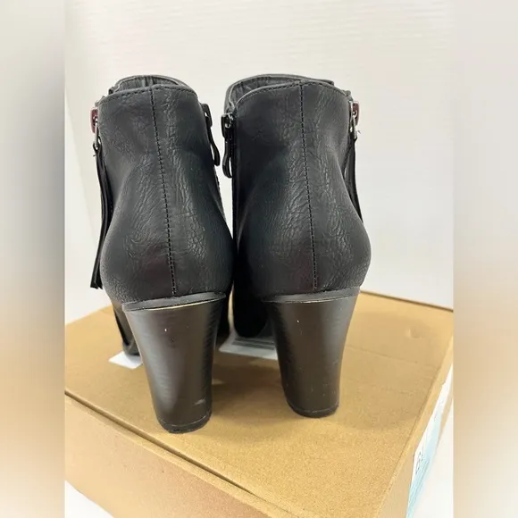 Journee Collection Womens Vally Stacked Heel Booties. Size: 6.5. Color:Black