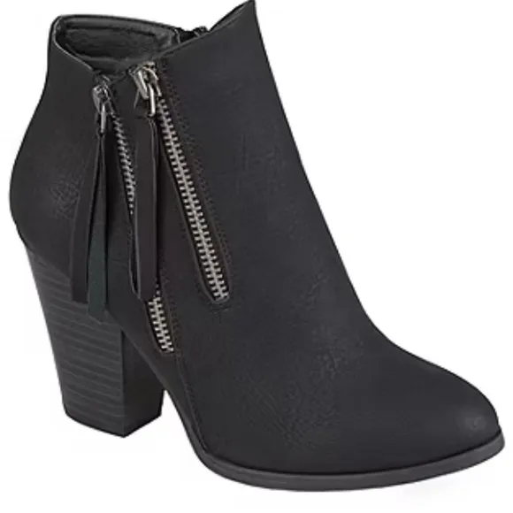 Journee Collection Womens Vally Stacked Heel Booties. Size: 6.5. Color:Black