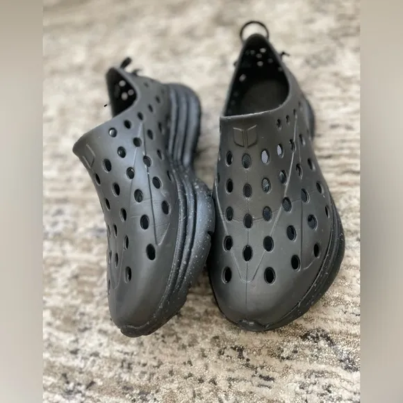 Kane Revive Recovery Slip on Shoes Black on Black Speckled Sole Mens Size 10