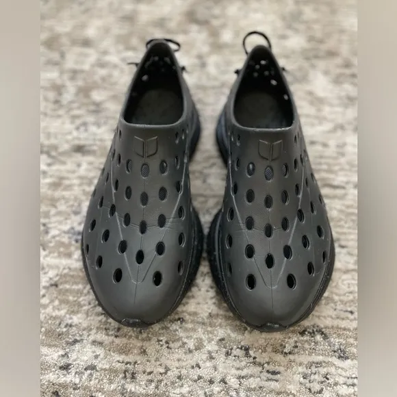 Kane Revive Recovery Slip on Shoes Black on Black Speckled Sole Mens Size 10