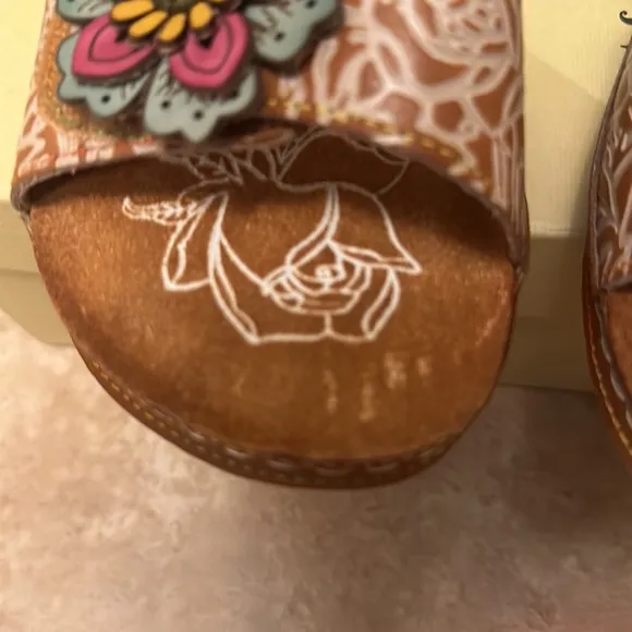 L'Artiste Women’s cuteness camel multi