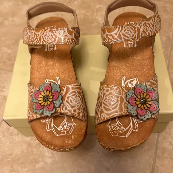 L'Artiste Women’s cuteness camel multi