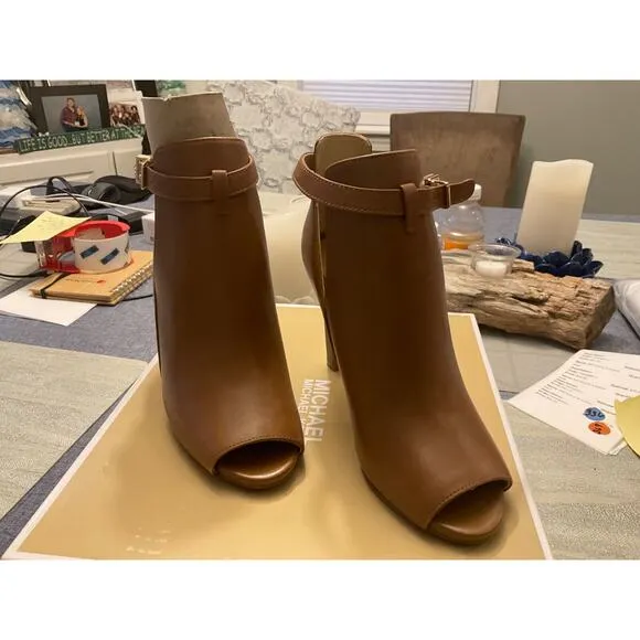 MICHAEL KORS LAWSON HIGH HEEL BUCKELED OPEN TOE SHOE. VACHETTA LEATHER. $298 SZ5