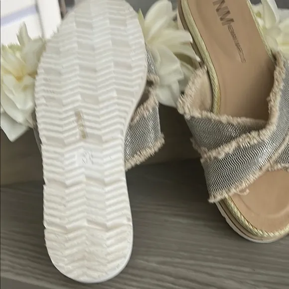 Neiman Marcus Gray &amp; Cream Crossover Sandals – Chic Comfort Meets Luxury