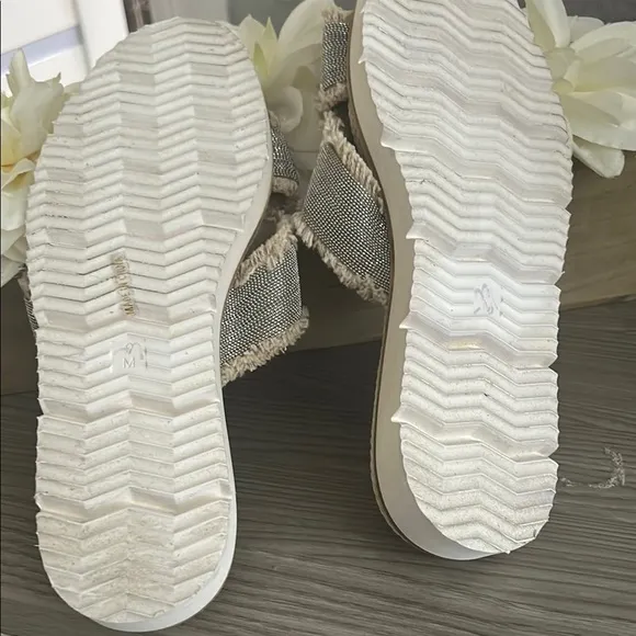 Neiman Marcus Gray &amp; Cream Crossover Sandals – Chic Comfort Meets Luxury