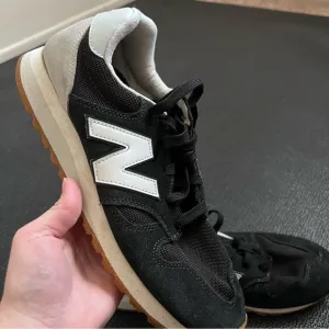 New Balance 520 Men's Black and Gray Sneakers
