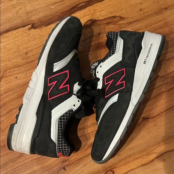 New Balance 997 Men's Black and Red Sneakers (9)