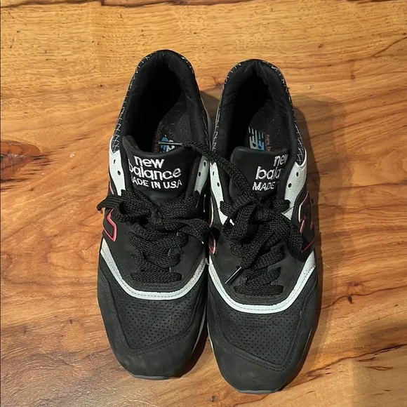 New Balance 997 Men's Black and Red Sneakers (9)
