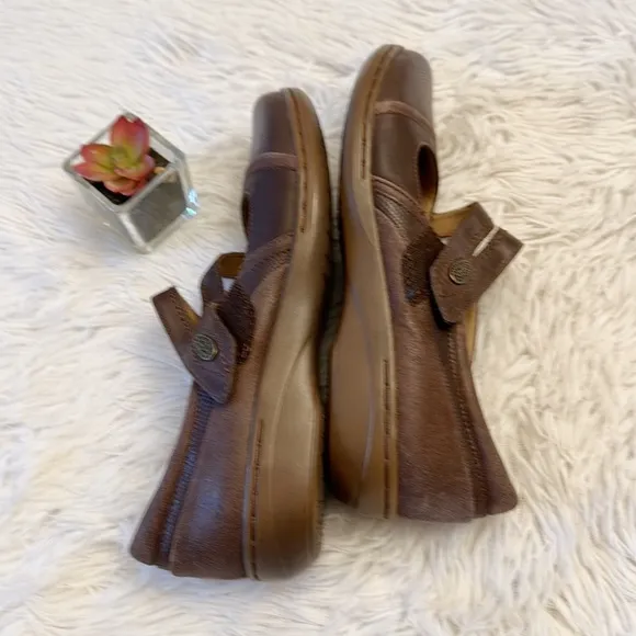 NEW CLARKS Brown luxury leather Mary Jane loafers flats shoes women size 8.5