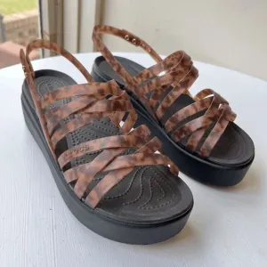 NEW! Crocs Brooklyn Tortoise Strappy Low Sandals SZ 9 Mocha / Black