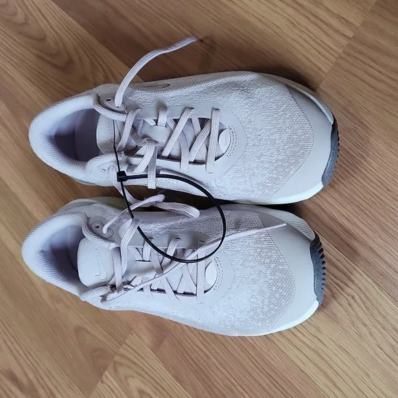 NEW Nike Versair Women's Workout Shoes Size 8